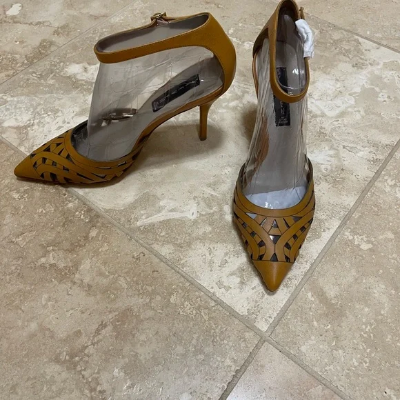 NEW Steve Madden Cognac/Tan Ankle Strap Pumps Heels. Size 8 1/2 M. - Picture 3 of 8